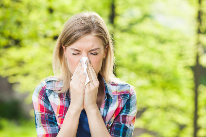 Frau mit verstopfter Nase: Medikamente wie Nasensprays können helfen.