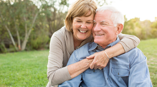 Hochkalorische Aufbaunahrung: Glückliches Seniorenpaar ist fit dank Trinknahrung. 