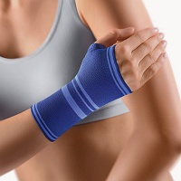 BORT Handgelenkstütze m.eingef.Daumenaussp.M blau - 1St