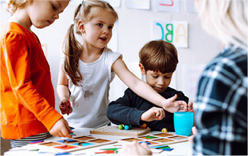 Kinder spielen miteinander